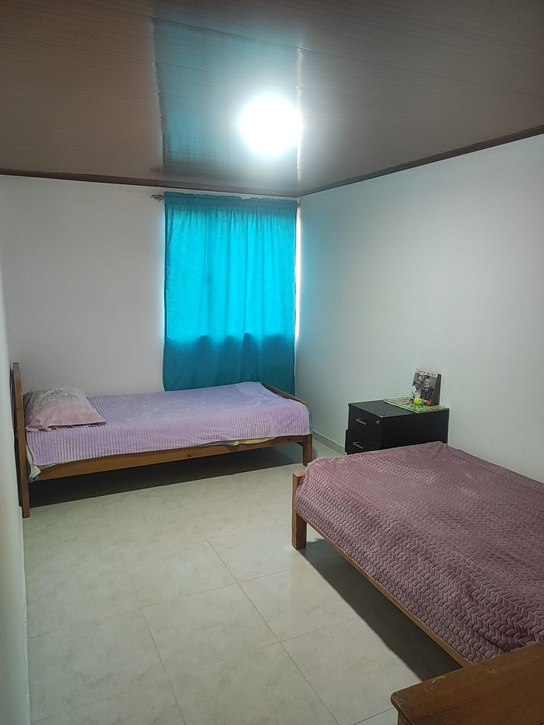 Habitación limpia y ordenada del hogar