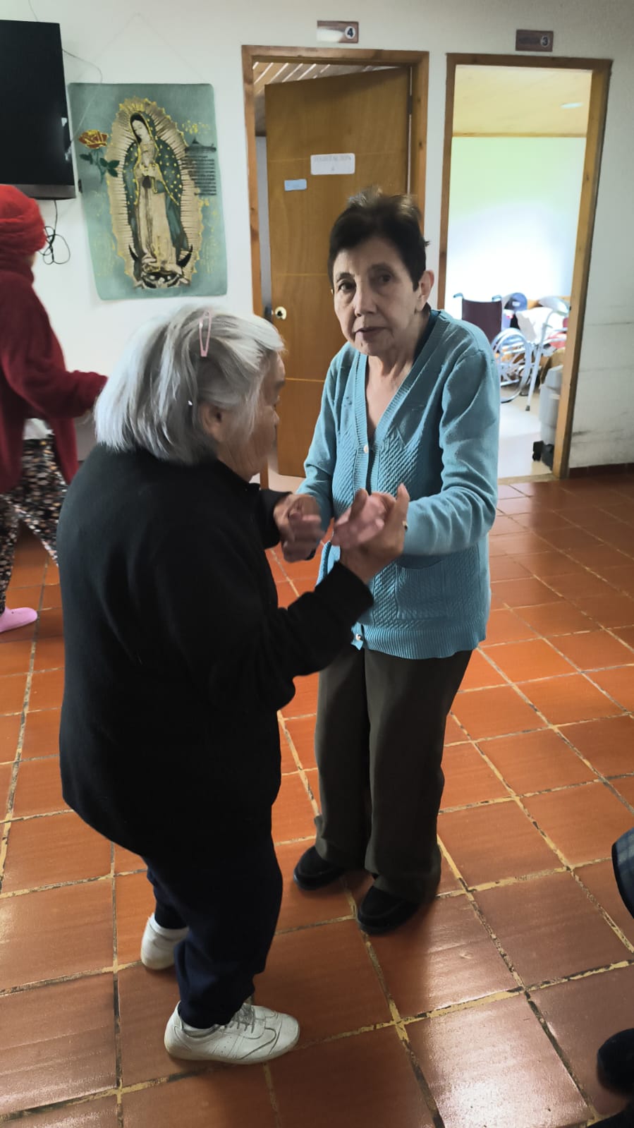 Cuidadora acompañando con cariño a una residente