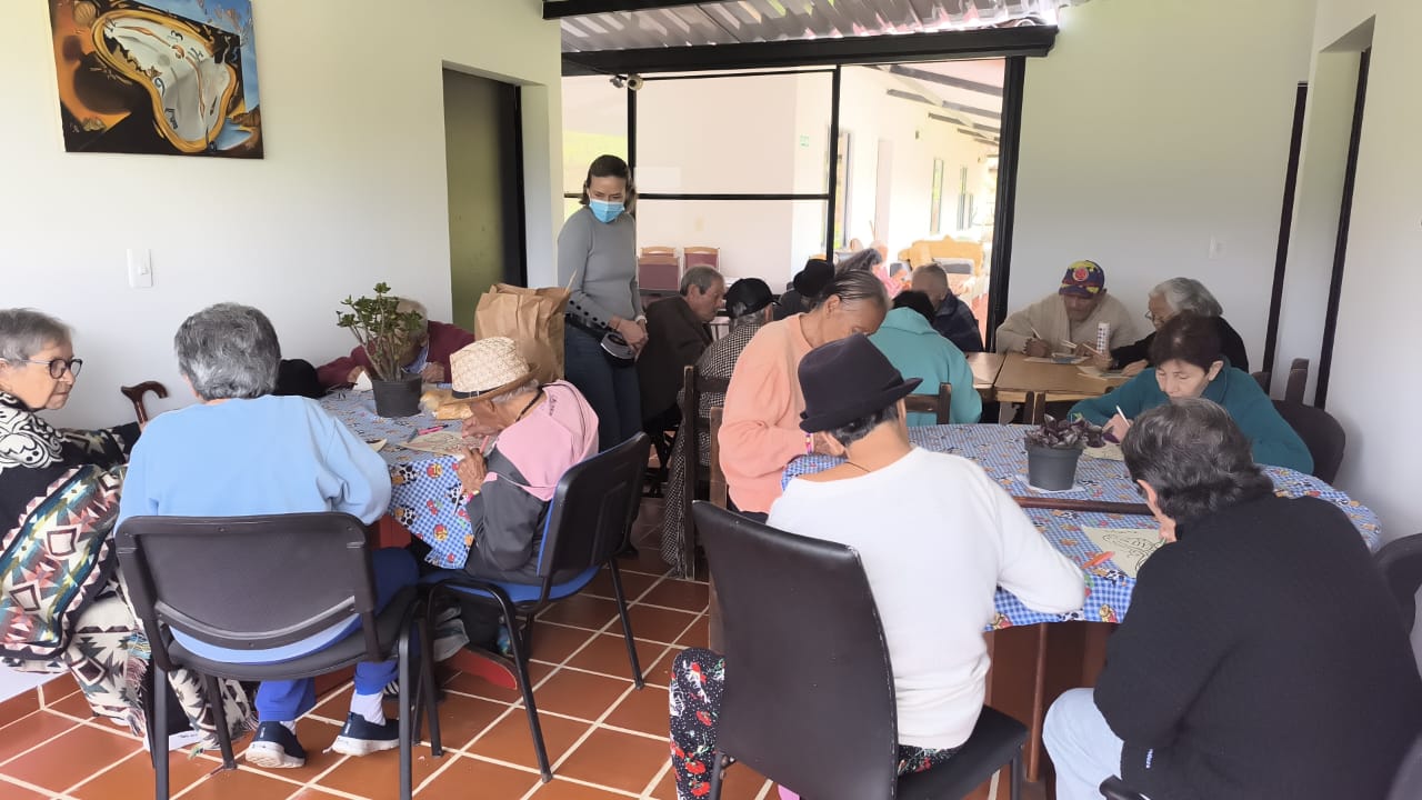 Grupo de residentes en una actividad en el corredor del hogar