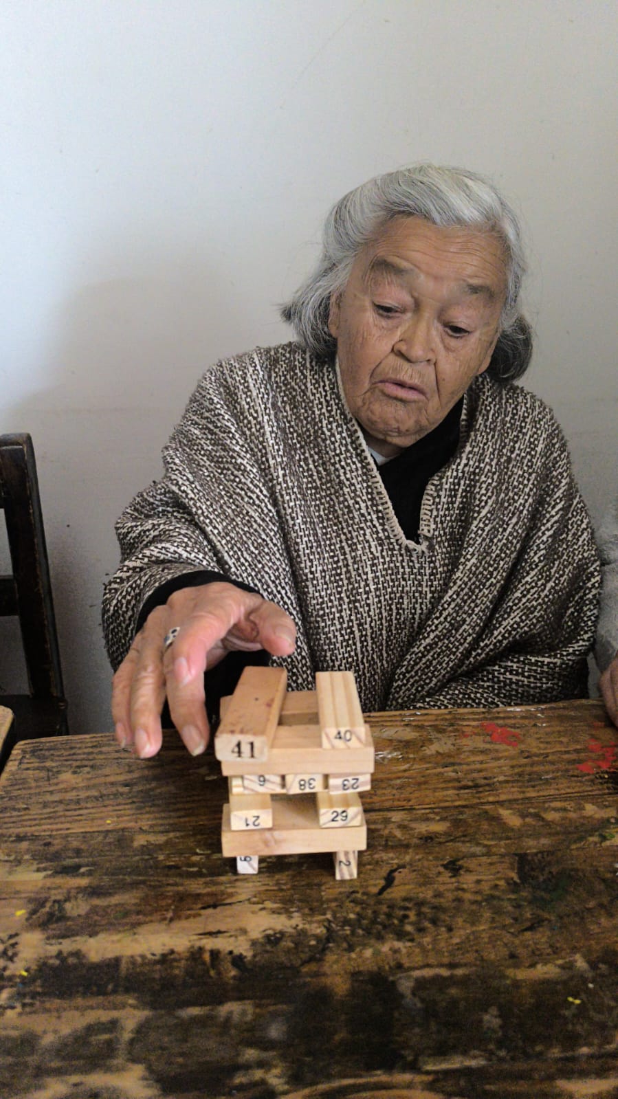 Residente concentrada jugando un juego de mesa