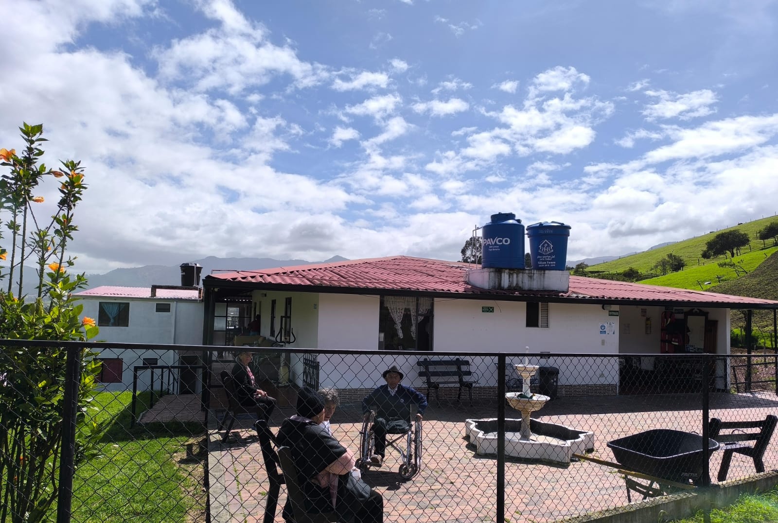 Fachada de la casa de la fundación, rodeada de zonas verdes y montañas