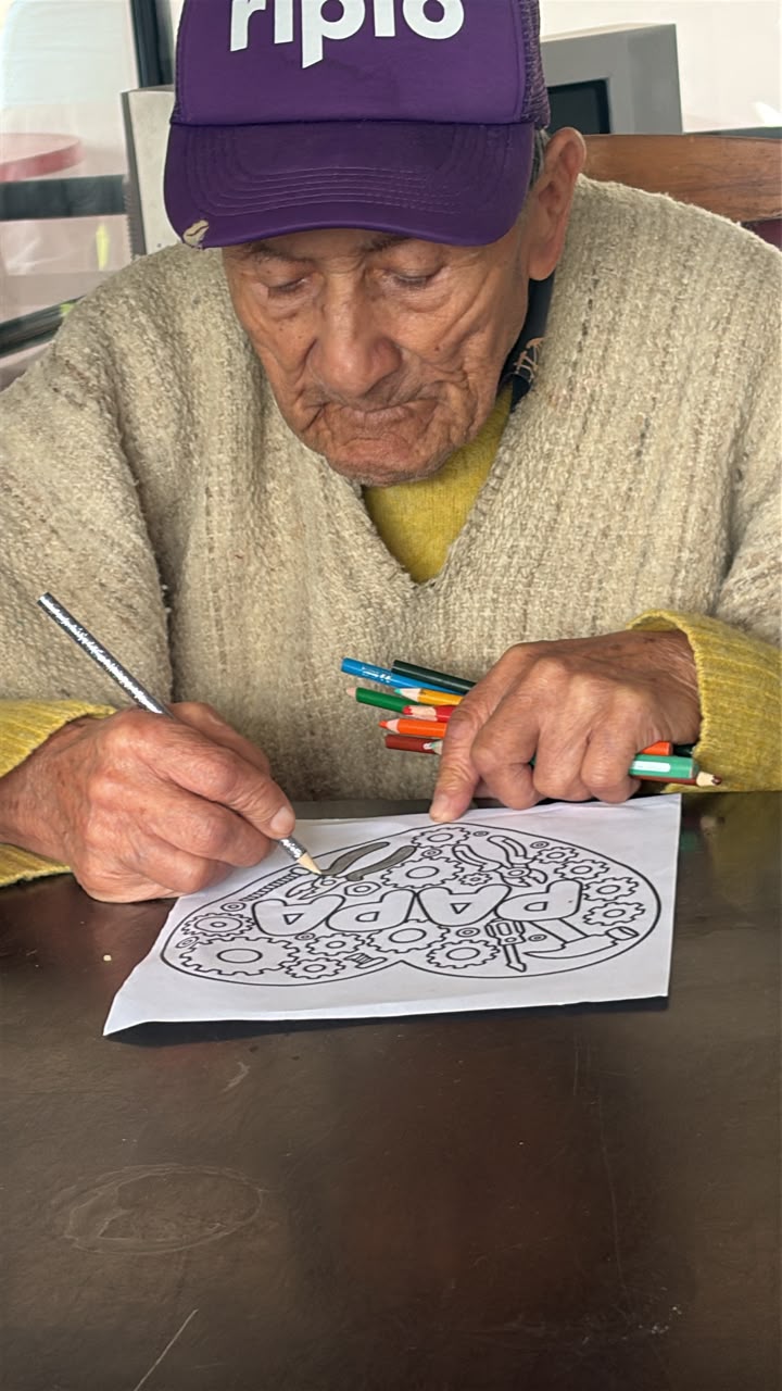 Residente coloreando un dibujo en el taller de arte