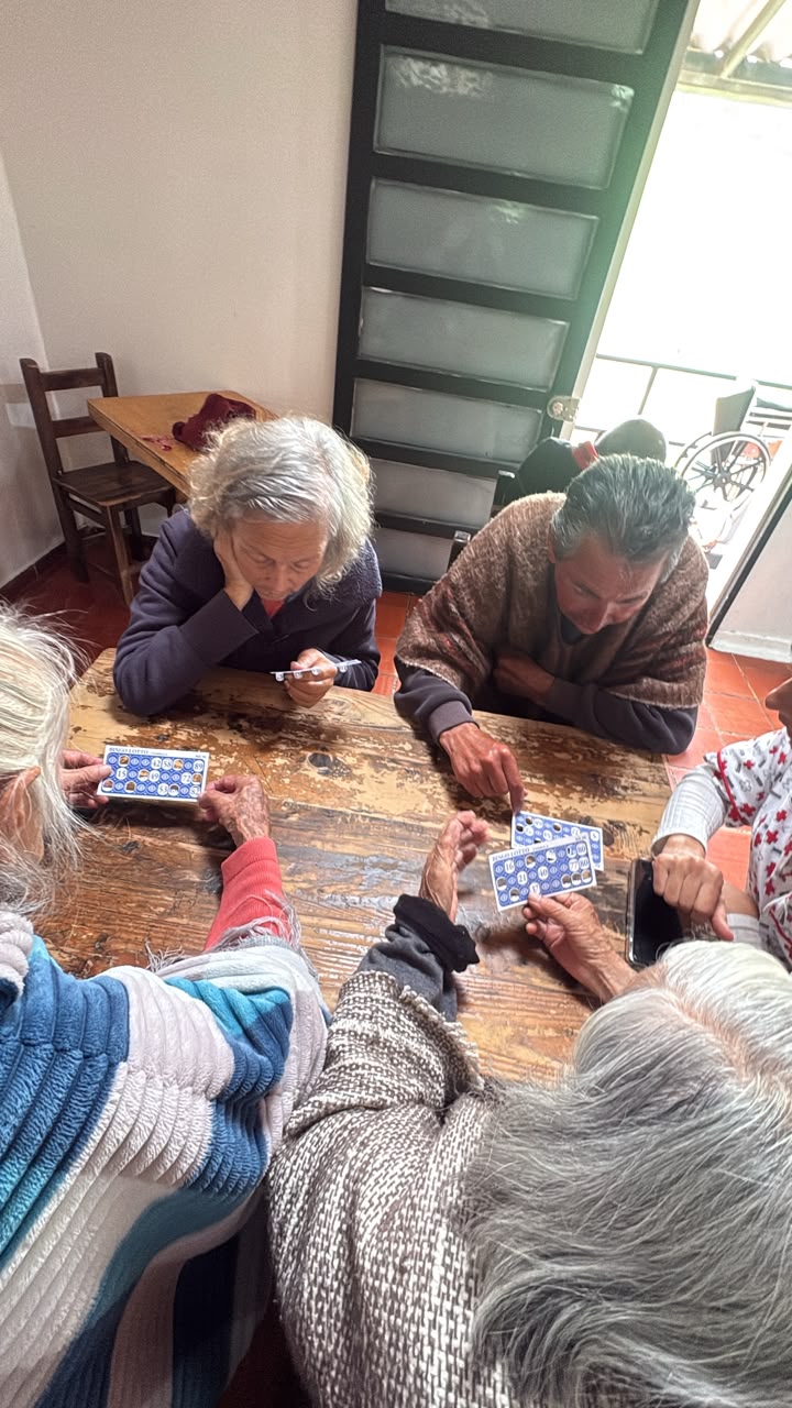 Grupo de residentes jugando cartas en la mesa